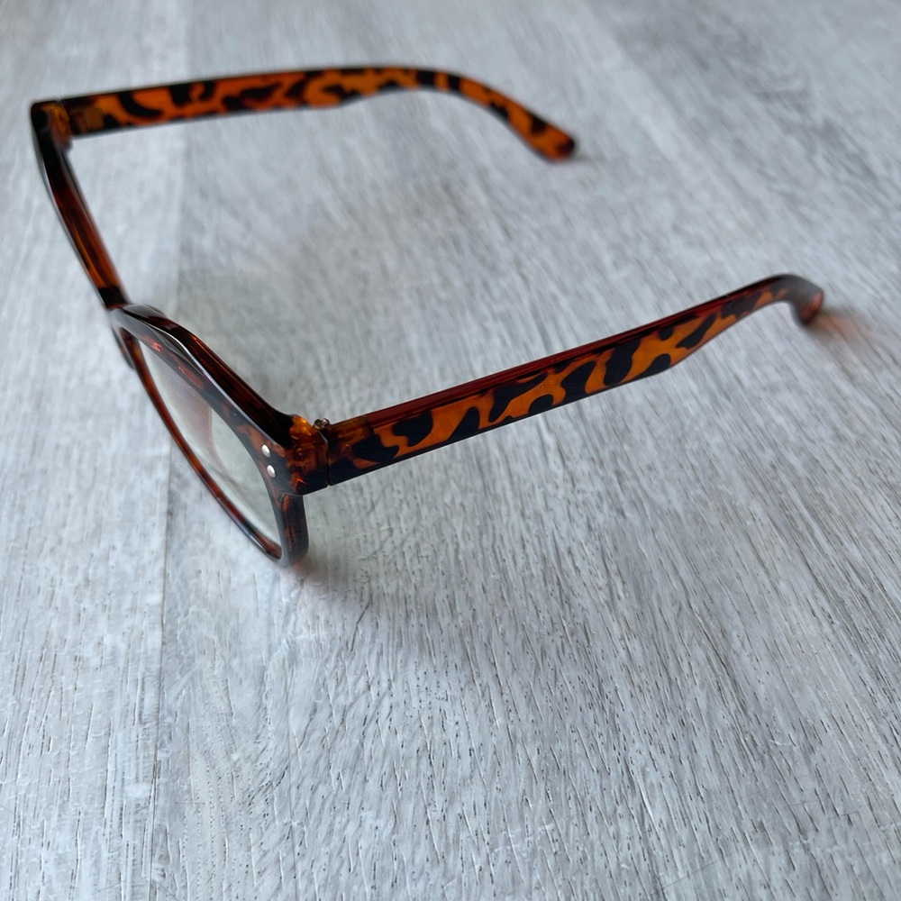 Amazon Essentials Tortoise Shell Glasses - Picture 3 of 6